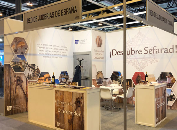 En el marco de FITUR 2019, la Red de Juderías de España – Caminos de Sefarad ha dado a conocer su oferta turística a medios de comunicación y profesionales turísticos en un concurrido acto presidido por Dña. Patricia Valles, Presidenta de la Red de Juderías y Alcaldesa de Hervás.