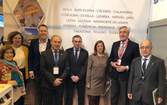 En el marco de FITUR 2019, la Red de Juderías de España – Caminos de Sefarad ha dado a conocer su oferta turística a medios de comunicación y profesionales turísticos en un concurrido acto presidido por Dña. Patricia Valles, Presidenta de la Red de Juderías y Alcaldesa de Hervás.