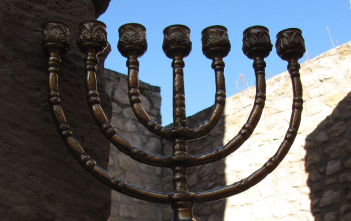 Lucena da la bienvenida a su visitantes con la escultura de una menorá, obra del artista lucentino Pedro Cantero.