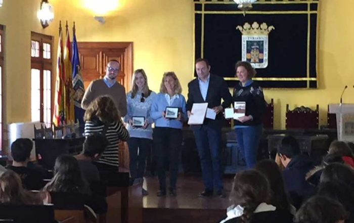 Un total de 62 escolares de entre 13 y 16 años del colegio madrileño Ibn Gabirol visitaron Tarazona de la mano de la Red de Juderías de España. La jornada, organizada para conocer de primera mano la herencia judía de la ciudad, incluyó incluyó una visita guiada por la judería de la ciudad y la asistencia al cuenta cuentos de “Los Navegantes” en el Centro de Mayores del que informamos en este enlace. Los escolares fueron recibidos en el Salón de Plenos del Ayuntamiento por D. Luis José Arrechea, Excmo. Alcalde de Tarazona.
