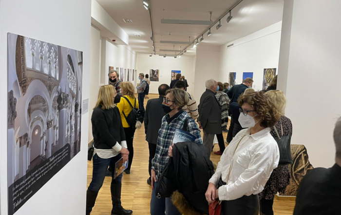 La Asociación comienza sus proyectos de difusión internacional en 2022 con la inauguración en el Instituto Cervantes de Varsovia de la muestra "Descubre Sefarad".