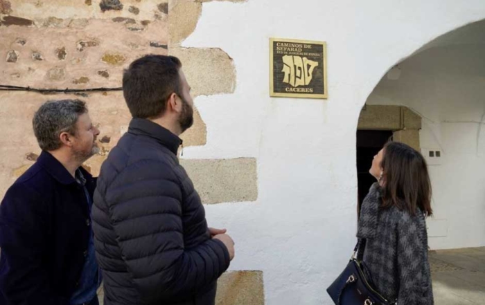 Cáceres honra su pasado judío con la colocación de las placas de la Red de Juderías de España.