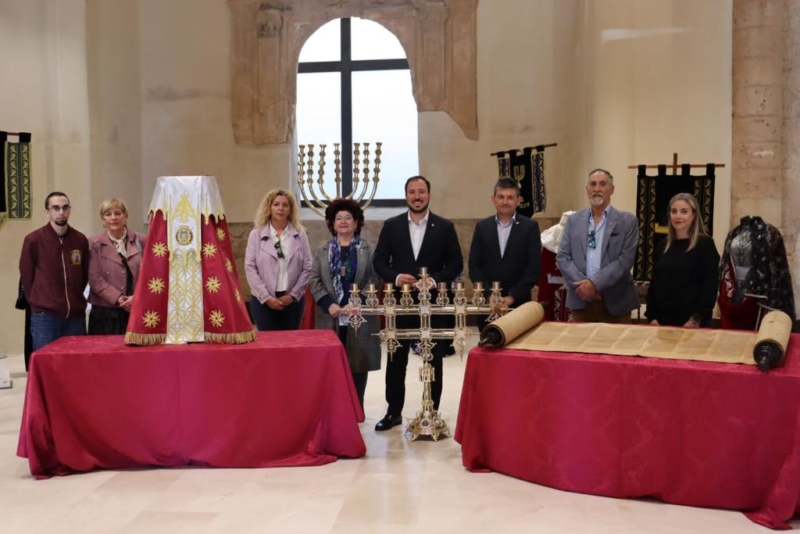 Lorca recibe una torá donada por la comunidad judía de Málaga | Red de Juderías de España
