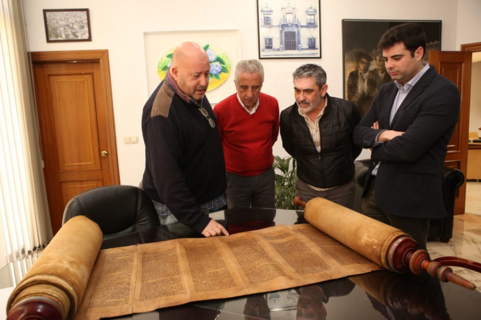 La comunidad judía de Torremolinos entrega una torá histórica a Lucena | Red de Juderías de España
